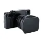 JJC LH-JXF16 Fujifilm objektyvo gaubtas XF 16mm objektyvui - juodas stačiakampio formos gaubtas su apvalintais kraštais, pagamintas iš matinio medžiagos, teikia apsaugą ir mažina atspindžius.