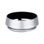 JJC LH-JXF35C Fuji objektyvo kapas - Sidabrinė objektyvo kapas su juodu vidumi ir įgraviruotu tekstu 'JJC LH-JXF35C Lens Hood' priekyje, cilindrinės formos su šiek tiek siaurėjančia forma ir juodu guminiu sandarikliu apačioje.