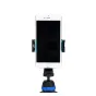 JJC Smart Phone Clip SPS-1A Blue tvirtai laiko smartfoną ant juodo triko su mėlynu akcentu, turinčiu 1/4-20 sriegį ir reguliuojamą spaustuvą su mėlynu paminkštinimu.