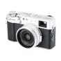 JJC LH-JX100VII sidabrinis lęšio gaubtas pritvirtintas prie Fujifilm X100 serijos kompaktiškos kameros, su matinio aliuminio apdaila ir 49 mm adapterio žiedu filtrams