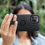 Peak Design dėklas Apple iPhone 15 Pro Max su magnetiniu užraktu ir atgriežamuoju kilpu, laikomas moters su matomu kameros moduliu