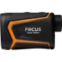 FOCUS OPTICS FOCUS TRACK RF 1000M lazerinis atstumo matuoklis su tekstūru turėklu, išsikišusiu objektyvo bokštu ir sidabriniu 'FOCUS' ženklu, su kampiniais oranžiniais akcentais ir ergonomišku dizainu rankiniam naudojimui.