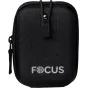 Juoda Focus Track RF 1000M dėžė su sidabriniu užsegimu ir baltu 'FOCUS' logotipu, kompaktiškas ir tvirtas dizainas precizinėms optikoms