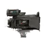 Juodas lietaus uždangalas ARRI ALEXA Mini LF kamerai su skaidriu plastiko langu, raudonu mygtuku ir lipnia uždanga, sumontuota ant trikampio su matomais reguliavimo mygtuku.