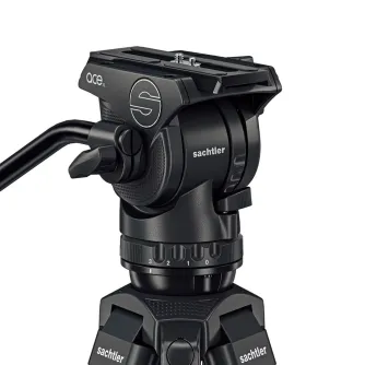 Sachtler Ace XL Mk II fluido šalia užtikrina sklandžius kameros judesius ir tikslius nustatymus, turi greito atleidimo plokštelę ir reguliuojamus pasipriešinimo mygtukus.