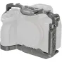 SmallRig 4481 greito įsikūrę kabeža dlya Sony Alpha 7R V, A7 IV ir A7S III, su A7 IV pampėju, top‑shoe, NATO rail ir Arca‑Swiss pamatniu.