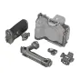 SmallRig HawkLock Advanced Cage Kit for Sony Alpha a7 V su top handle, quick‑release plate ir įkaitantį įrankį, su kogu iekaitu ir papildomaisiais detaliais.