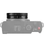 Panasonic Lumix S 26mm F8 objektyvas, montuojamas ant kamerų korpuso, su juodu cilindru ir baltu tekstu, nurodančiu fokusavimo atstumą (26mm) ir apertūrą (F8). Kameros korpusas pilkas su raudonu maitinimo mygtuku ir apvaliu disk