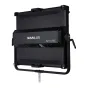 NANLUX Dyno 1200C RGBWW LED minkštas panelis, sumontuotas ant laikiklio su ventiliacijos grotelėmis, valdymo panele su mygtukais ir rankenėlėmis, ir sidabriniu jungtimi apačioje.