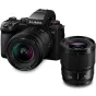 Panasonic Lumix S5M2 kameros korpusas su pritvirtintu S-R2060 objektyvu ir šalia esančiu S-S50 objektyvu, demonstruojantis profesionalią foto įrangą