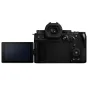 Panasonic Lumix S5M2 korpusas su S-S50 objektyvu ir išsikišęs LCD ekranas