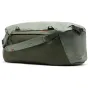 Peak Design Travel Duffel 80L šalavijų žalia, su plačiu užtraukiamu priekinio kišeniu, paminkštinta reguliuojama petneša su odiniu žymekliu ir tvirta, atspari oro sąlygoms konstrukcija kelionėms.