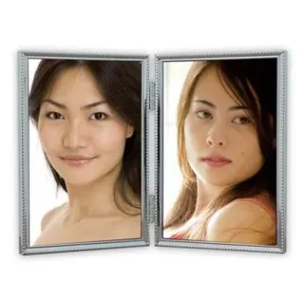 Zep Photo Frame 120DS04-5R Sidabrinė 2x 13x18 cm - Eleganti sidabriniai fotoramiai su aukštos kokybės stiklu, rodantys du skirtingus portretus minimalistinėje baltoje aplinkoje. Zep Photo Frame 120DS04-5R Sidabrinė 2x 13x18 cm - Eleganti sidabriniai fotoramiai su aukštos kokybės stiklu, rodantys du skirtingus portretus minimalistinėje baltoje aplinkoje.