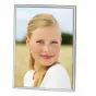 Eleganti sidabruotas Zep Photo Frame 120S06-4R, kuriame pavaizduota besišypsanti moteris su šonine pynė, idealiai tinka brangių prisiminimų iškėlimui bet kokiame namų interjere.
