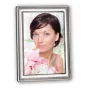 Zep 235S03-4R Silver Frame 10x15 cm su moters portretu, laikant pinkus gėles, elegantiškas dizainas, velveto nugarėlė, aukštos kokybės, idealiai tinka gimtadieniams ir jubiliejams