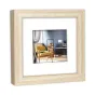 Zep V5920N Niki Natural 15x15 / 20x20 cm fotografos rėmėlis moderniame interjere su mediniu kėdė, geltonu pagalvėle, dekoratyviniu veidrodžiu ir stalo lempa tamsiai mėlynos sienos fone.