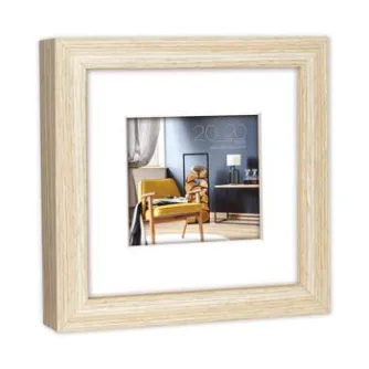 Zep V5920N Niki Natural 15x15 / 20x20 cm fotografos rėmėlis moderniame interjere su mediniu kėdė, geltonu pagalvėle, dekoratyviniu veidrodžiu ir stalo lempa tamsiai mėlynos sienos fone. Zep V5920N Niki Natural 15x15 / 20x20 cm fotografos rėmėlis moderniame interjere su mediniu kėdė, geltonu pagalvėle, dekoratyviniu veidrodžiu ir stalo lempa tamsiai mėlynos sienos fone.