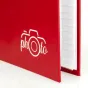 Raudona Zep Photo Frame XF468R slinku albumo viršelis su baltu kameros logotipu, dalinai atidarytas, rodo baltas puslapius, 80 nuotraukų talpa, 10×15 cm dydis.