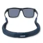 Carson Floating Eyeglass Cord FA-10(01) juodas su diagonaliomis mėlynomis juostelėmis ir 'CARSON' ženklu, sukurtas saugiam akinių laikymui vandens veiklų metu.