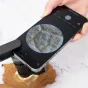 Carson Handmicroscope MM-300 MicroBrite Plus 60-120x su išmaniojo telefono adapteriu - padidinta tekstūru paviršius per išmaniojo telefono adapterį