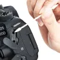 JJC CL‑SW24 bežymių pamato otiņa, naudojama mikrofono prievadui valyti juodoje DSLR kameroje
