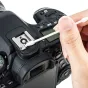 JJC CL‑SW24 beplūdžio pamuru otiņa, naudojama DSLR kameros karštai pėdai valyti
