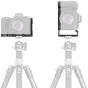SmallRig 4523 L-formos montavimo plokštė Nikon Z 6III su trijų taškų fiksavimo sistema ir šaltu batų tvirtinimu, rodoma ant trikojų iš priekio ir šono.
