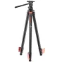 iFootage Gazelle TA3B stativas su Komodo K3 fluidine galva, raudonais reguliavimo mygtukuose, ištiestomis kojomis ir integruota lygio blyneliu stabiliai fotografijai.