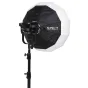 NANLITE Lantern Softbox LT-65 su Bowens tvirtinimu, prijungtu prie Forza 300B šviesos galvos ant stovo, rodant 65 cm oktagoninę formą, juodą vidų ir baltą išorę, idealiai tinka minkštam ir vienodam apšvietimui studijose.