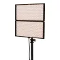 NANLITE PavoSlim 240B Bi-Color LED panelė, sumontuota ant juodo stovo su prijungtu kabeliu, su mažų LED lempučių tinklu, skleidžiančiu šiltą šviesą, sulankstomu metaliniu rėmu ir reguliuojamais mygtukais.