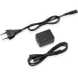 Panasonic DMW-AC11E AC adapteris su suktuku maitinimo kabeliu, turinčiu Europos kištuką ir DC jungtį, taip pat USB kabeliu, simetriškai išdėstytais ant balto fono.