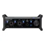 Zoom UAC-232 audio interfeisas su XLR/TRS kombinuotais įėjimais, ausinių išėjimu, tiesioginio monitoriaus jungikliu ir dideliu išėjimo rankenėle. Įrengtas apšviestais mėlynais LED indikatoriais ir kompaktišku, autobusu maitinamu
