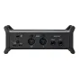 Galinis Zoom UAC-232 audio interfeiso vaizdas, rodantis 5 V maitinimą, USB‑C, MIDI IN/OUT ir kairįjį/dešinįjį 1/4" išėjimą, akcentuojantis 32‑bitų plūduriuojančią įrašymą, dvigubą AD grandinę ir aukštos kokybės mikrofonų preamp.
