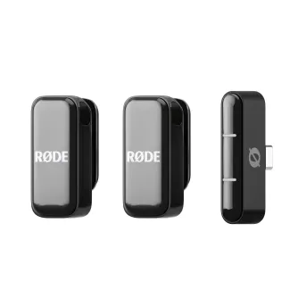 RØDE belaidžio mikrofono Ultra USB-C komplektas su dviem siųstuvais ir įkrovimo dėžute, matomas iš priekio ir šono