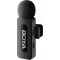 Boya BY-V10 V2 ultrakompaktiškas bevielio lavalier mikrofono siųstuvas su USB-C jungtimi, šono vaizdas, matyti kablio tvirtinimas ir vėjo apsauga