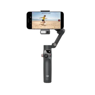 DJI Osmo Mobile 7P mobiliojo telefono stabilizatoriaus gimbalas naudojamas, kad užfiksuotų sklandžius kadrus paplūdimio scenoje su asmeniu, mušančiu futbolo kamuolį, naudojant 3-ašę stabilizaciją ir ActiveTrack 7.0 technologiją.