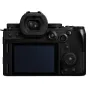 Panasonic Lumix S5M2X be veidrodinė fotoaparato korpusas iš užpakalio su iš dalies pritaisytu objektyvu, elektroniniu vaizdo ieškikliu, valdymo ratukais ir jutikliniu LCD.