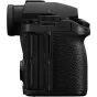Panasonic Lumix S5M2X be veidrodinė fotoaparato korpusas iš užpakalio su nuotoliniu užrakto mygtuku ir tekstūrine rankena