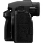Panasonic Lumix S5M2X be veidrodinė fotoaparato korpusas juodos spalvos su detaliu užpakalinės ir viršutinės dalies vaizdu, matomi mikrofono, HDMI, USB-C jungtys ir ergonomiškas suimtuvas