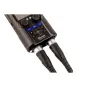 H5studio Handy Recorder su dviem XLR/TRS derinimo įėjimais, centriniu oranžiniu įrašymo mygtuku, mėlynomis MIC ir numeruotomis mygtukais, dviem garsumo reguliatoriais ir matomais kabeliais, su spalvotu LCD ir ausinių išvestimi.