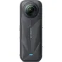 Užpakalinis vaizdas juodos Insta360 X5 8K 360 laipsnių veiksmo kameros, su dviguba lęšiu, tekstūruota paviršiumi su 'Insta360 X5' įrašu, indikatoriaus šviesa ir integruota garsiakalbio grotelė, viskas ant paprasto balto fono.