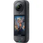 Insta360 X5 8K 360 laipsnio veiksmo kamera šonoje perspektyvoje, ekrane vaizduojamas miesto peizažas, rodantis dvigubą objektyvą ir kompaktišką dizainą
