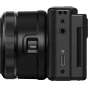 Artimas YASHICA City 200 kameros šoninio profilio vaizdas, akcentuojantis USB-C prievadą, maitinimo mygtuką ir tekstūruotą rankeną. Juoda kamera su dėmėta apdaila, žaliu LED indikatoriu ir iš dalies matomu 2,8 colių išsikišančiu