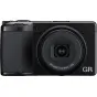 Ricoh GR IV kompaktoji kamera su 18,3 mm f/2.8 objektyvu, ideali tinkanti gatvės fotografijai ir kelionėms