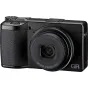 Artimas juodos Ricoh GR IV kameros vaizdas su tekstūru turėklu, išsikišusiu objektyvu su užrašu 'GR LENS f=18.3mm 1:2.8' ir 'GR' ženklu, pabrėžiantis jos kompaktišką dizainą ir funkcionalius mygtukus.