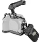 SmallRig 5599 HawkLock Cage Kit for Sony A7R V/A7 IV/A7S III/A1, pilnasis metalinis laipsnis su aukšinių ir pėdsėmis rankomis, parodytas su transparentu Sony Alpha kameru ant baltos fono.