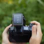Godox X3Pro C 2.4G jutiklinis TTL siųstuvas prijungtas prie Canon kameros, rodančio aktyvius blykstės nustatymus grupėms A, B, C ir D