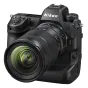 Nikon Nikkor Z 24-70mm f/2.8 S II objektyvas, sumontuotas ant kamerų korpuso, su tekstūruotu rankena, fokusavimo ir priartinimo žiedais, taip pat ryškiu priekinio elemento su matomais vidiniais stiklo elementais.