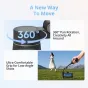 DJI Osmo Mobile 8 gimbal stabilizatorius su magnetiniu išmaniojo telefono laikikliu veikia, fiksuodamas žemų kampų kadrus su moterimi baltoje suknelėje žaliame lauke, kalnų fone ir aiškia mėlyna dangumi.