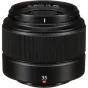 Fudžifilmo XC 35mm f/2 objektyvas su juodu matiniu paviršiumi ir f/2 diafragmos žymėjimu